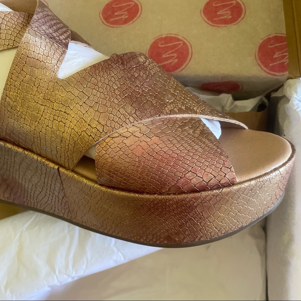 MATISSE RUNAWAY ROSE GOLD SNAKE PLATFORM SANDALS/7 - Picture 2 of 14